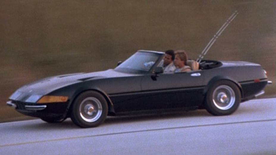 Miami Vice (1984-1990) - Cl&aacute;ssico yuppie dos anos 80, detetives da pol&iacute;cia com pinta de milion&aacute;rios ao volante de uma r&eacute;plica negra de Ferrari Daytona ou uma Testarossa branca. Igual ao cotidiano de qualquer policial americano.
