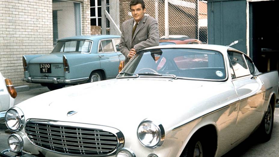 O Santo (1962-1969) - Antes de ser James Bond, Roger Moore protagonizou essa s&eacute;rie inglesa em que agia como um Robin Hood moderno, ajudava a prender criminosos ricos e fugia a bordo de um Volvo P1800.