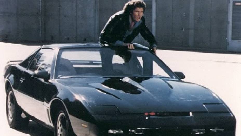 A Super M&aacute;quina (1982-1986) - Detetive salvo da morte ganha nova identidade e passa a combater o crime ao volante de um Pontiac Firebird Trans Am cheio de traquitanas, falante e com personalidade manhosa.