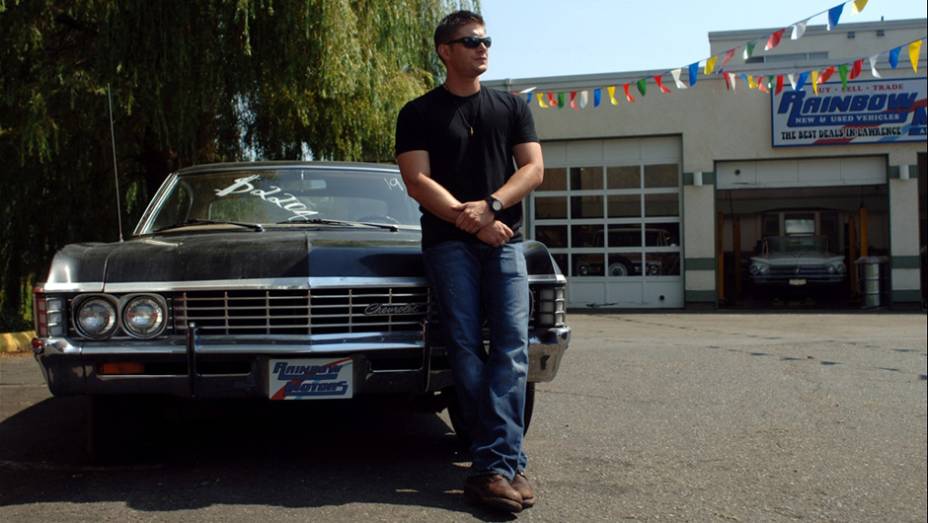 Supernatural (2005-) - Dois irm&atilde;os saem a ca&ccedil;a de criaturas sobrenaturais mal&eacute;ficas em um Chevrolet Impala 1967, negro, para combinar com o clima soturno, escuro e cinzento da s&eacute;rie.