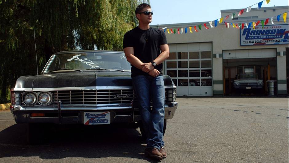 Supernatural (2005-) - Dois irm&atilde;os saem a ca&ccedil;a de criaturas sobrenaturais mal&eacute;ficas em um Chevrolet Impala 1967, negro, para combinar com o clima soturno, escuro e cinzento da s&eacute;rie.