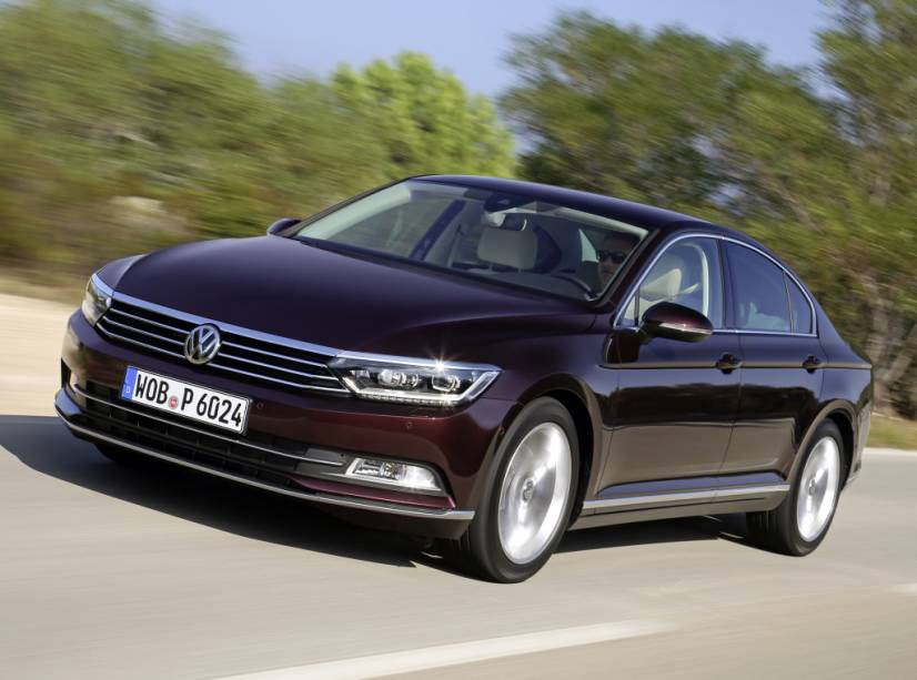 <strong>Volkswagen Passat –</strong> O sedã <a href="https://beta-develop.quatrorodas.abril.com.br/materia/volkswagen-divulga-precos-passat-brasil-partir-r-144-500-923821" rel="acaba de desembarcar em sua nova geração" target="_blank">acaba de desembarcar em sua nova geração</a>. Apesar de manter seus traços típicos, o Passat inaugura uma série de novidades visuais tecnológicas na gama da marca. 