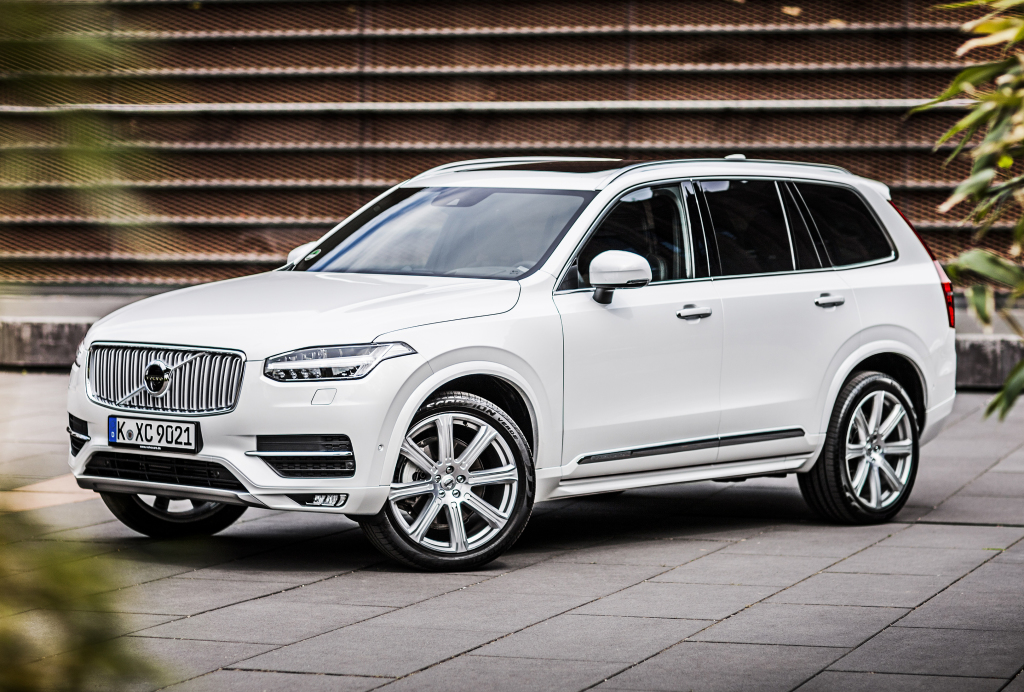 <strong>Volvo XC90</strong> &ndash; Modelo mais caro da Volvo &agrave; venda, <a href="https://beta-develop.quatrorodas.abril.com.br/materia/volvo-xc90-906342/ " rel="o XC90 chegou totalmente renovado em 2015" target="_blank">o XC90 chegou totalmente renovado em 2015</a>, estreando a nova identidade visual da marca. Debaixo do cap&ocirc; h&aacute; um 2.0 turbo com 320 cv.