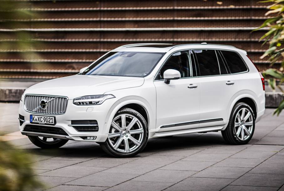 <strong>Volvo XC90</strong> &ndash; Modelo mais caro da Volvo &agrave; venda, <a href="https://beta-develop.quatrorodas.abril.com.br/materia/volvo-xc90-906342/ " rel="o XC90 chegou totalmente renovado em 2015" target="_blank">o XC90 chegou totalmente renovado em 2015</a>, estreando a nova identidade visual da marca. Debaixo do cap&ocirc; h&aacute; um 2.0 turbo com 320 cv.