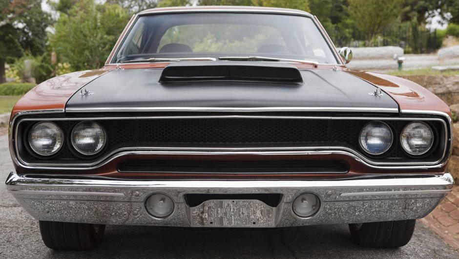 O Plymouth Roadrunne &eacute; dirigido por Dominic Toretto (Vin Diesel) em uma das cenas de persegui&ccedil;&atilde;o do filme | <a href="https://beta-develop.quatrorodas.abril.com.br/galerias/especiais/gatas-velozes-furiosos-852096.shtml" target="_blank" rel="migration">7 gatas de Velozes 7</a> | <a href="htt" rel="migration"></a>