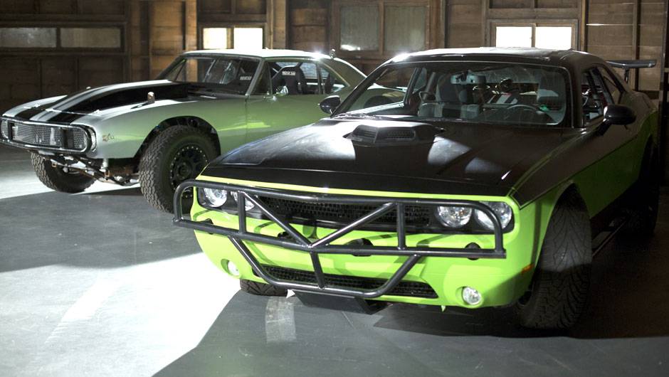 Al&eacute;m do Cuda, Letty tamb&eacute;m pilota um Dodge Challenger verde bastante modificado; ao fundo, o Chevrolet Camaro de Roman Pearce (Tyrese Gibson) | <a href="https://beta-develop.quatrorodas.abril.com.br/galerias/especiais/gatas-velozes-furiosos-852096.shtml" target="_blank" rel="migration">7</a>