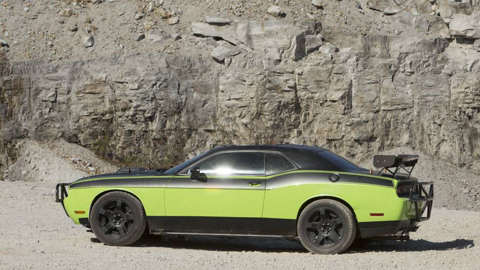 O Challenger ganhou um aerof&oacute;lio traseiro e barras de impuls&atilde;o na frente e atr&aacute;s | <a href="https://beta-develop.quatrorodas.abril.com.br/galerias/especiais/gatas-velozes-furiosos-852096.shtml" target="_blank" rel="migration">7 gatas de Velozes 7</a> | <a href="https://quatrorodas.abril.com" rel="migration"></a>