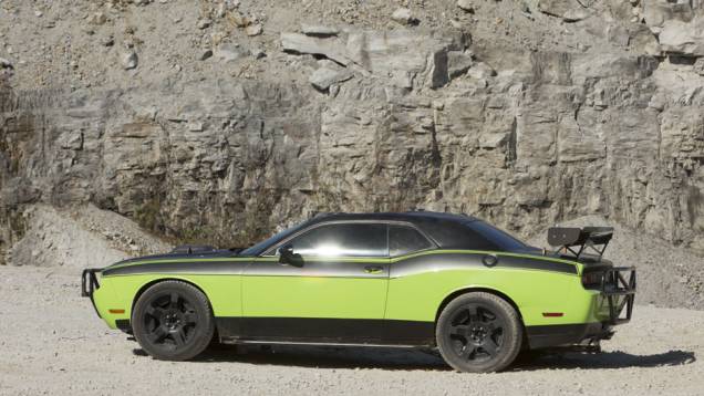 O Challenger ganhou um aerofólio traseiro e barras de impulsão na frente e atrás | <a href="https://beta-develop.quatrorodas.abril.com.br/galerias/especiais/gatas-velozes-furiosos-852096.shtml" target="_blank" rel="migration">7 gatas de Velozes 7</a> | <a href="https://quatrorodas.abril.com" rel="migration"></a> O Challenger ganhou um aerofólio traseiro e barras de impulsão na frente e atrás | <a href="https://beta-develop.quatrorodas.abril.com.br/galerias/especiais/gatas-velozes-furiosos-852096.shtml" target="_blank" rel="migration">7 gatas de Velozes 7</a> | <a href="https://quatrorodas.abril.com" rel="migration"></a>