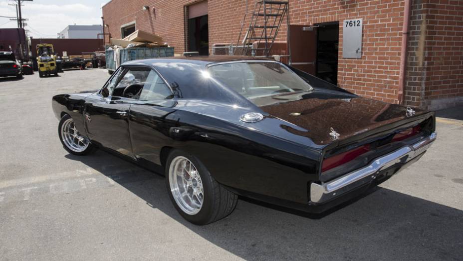 O clássico Dodge Charger de Dom Toretto ressurge repaginado, com preparação GM para superar os 500 cv | <a href="https://beta-develop.quatrorodas.abril.com.br/galerias/especiais/gatas-velozes-furiosos-852096.shtml" target="_blank" rel="migration">7 gatas de Velozes 7</a> | <a href="http://" rel="migration"></a>