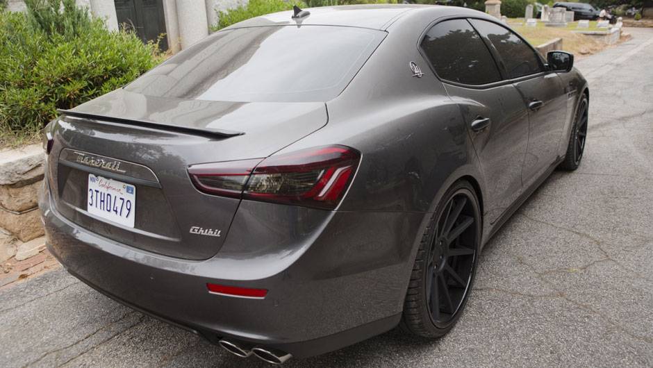Os esportivos europeus tamb&eacute;m marcam presen&ccedil;a na pel&iacute;cula; um deles &eacute; o Maserati Ghibli de Ian Shaw | <a href="https://beta-develop.quatrorodas.abril.com.br/galerias/especiais/gatas-velozes-furiosos-852096.shtml" target="_blank" rel="migration">7 gatas de Velozes 7</a> | <a href="https://qu" rel="migration"></a>