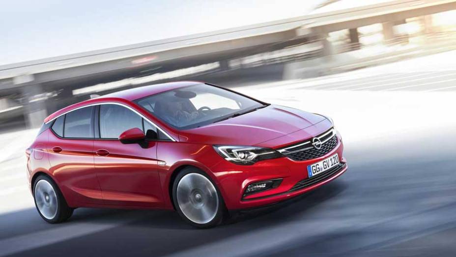 O hatchback estreia apenas em setembro, no Salão de Frankfurt | <a href="https://beta-develop.quatrorodas.abril.com.br/noticias/fabricantes/opel-revela-novo-astra-871821.shtml" rel="migration">Leia mais</a>