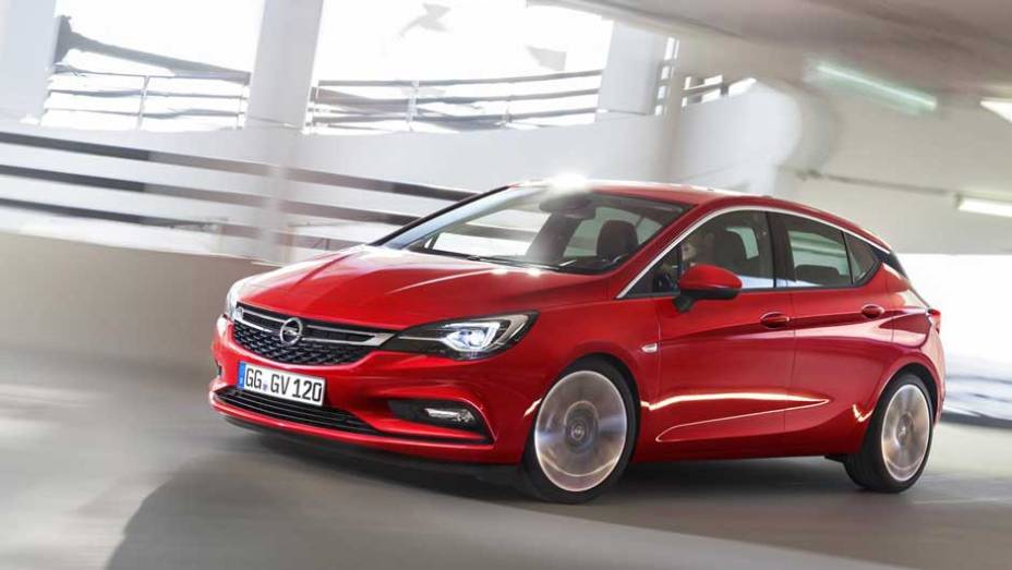 Com motorizações a gasolina e diesel, o Astra deve chegar as ruas europeias até o fim deste ano | <a href="https://beta-develop.quatrorodas.abril.com.br/noticias/fabricantes/opel-revela-novo-astra-871821.shtml" rel="migration">Leia mais</a>