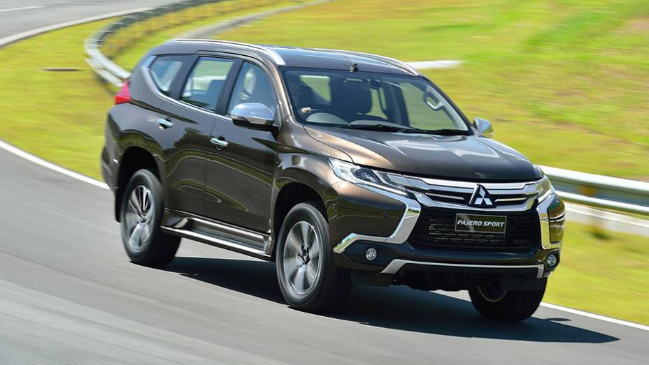 SUV adota estilo do Outlander e tem muitos cromados | <a href="https://beta-develop.quatrorodas.abril.com.br/noticias/fabricantes/mitsubishi-revela-nova-pajero-sport-892720.shtml" target="_blank" rel="migration">Leia mais</a>