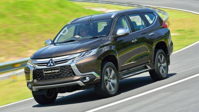 Os faróis são esguios com luzes de LED diurnas e faróis de neblina localizados embaixo do para-choque | <a href="https://beta-develop.quatrorodas.abril.com.br/noticias/fabricantes/mitsubishi-revela-nova-pajero-sport-892720.shtml" target="_blank" rel="migration">Leia mais</a> Os faróis são esguios com luzes de LED diurnas e faróis de neblina localizados embaixo do para-choque | <a href="https://beta-develop.quatrorodas.abril.com.br/noticias/fabricantes/mitsubishi-revela-nova-pajero-sport-892720.shtml" target="_blank" rel="migration">Leia mais</a>