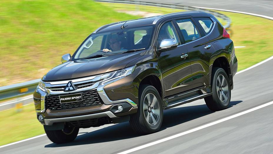 Os far&oacute;is s&atilde;o esguios com luzes de LED diurnas e far&oacute;is de neblina localizados embaixo do para-choque | <a href="https://beta-develop.quatrorodas.abril.com.br/noticias/fabricantes/mitsubishi-revela-nova-pajero-sport-892720.shtml" target="_blank" rel="migration">Leia mais</a>
