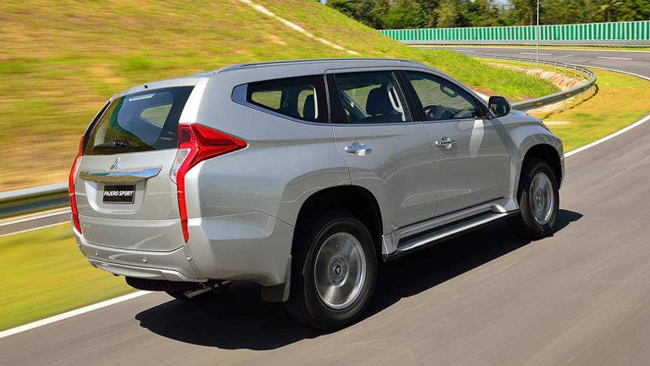 As lanternas s&atilde;o verticais e v&atilde;o at&eacute; o para-choque | <a href="https://beta-develop.quatrorodas.abril.com.br/noticias/fabricantes/mitsubishi-revela-nova-pajero-sport-892720.shtml" target="_blank" rel="migration">Leia mais</a>