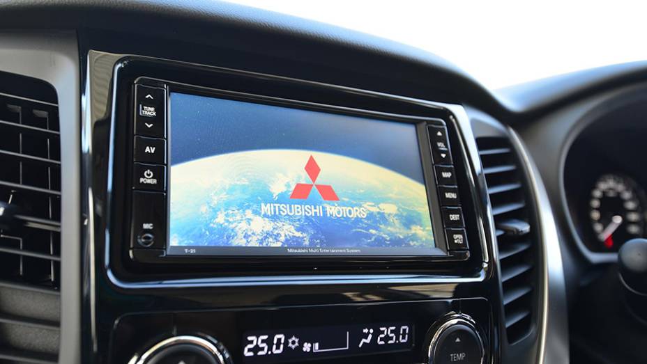Tela LCD para o sistema de entretenimento | <a href="https://beta-develop.quatrorodas.abril.com.br/noticias/fabricantes/mitsubishi-revela-nova-pajero-sport-892720.shtml" target="_blank" rel="migration">Leia mais</a> Tela LCD para o sistema de entretenimento | <a href="https://beta-develop.quatrorodas.abril.com.br/noticias/fabricantes/mitsubishi-revela-nova-pajero-sport-892720.shtml" target="_blank" rel="migration">Leia mais</a>