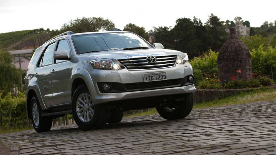 Para-choque recebeu máscara negra nos faróis de neblina | <a href="https://beta-develop.quatrorodas.abril.com.br/carros/lancamentos/toyota-hilux-sw4-2012-645288.shtml" rel="migration">Leia mais</a>