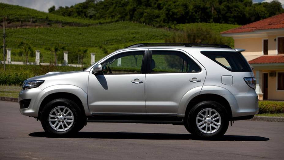 Lateral conta com recortes | <a href="https://beta-develop.quatrorodas.abril.com.br/carros/lancamentos/toyota-hilux-sw4-2012-645288.shtml" rel="migration">Leia mais</a>