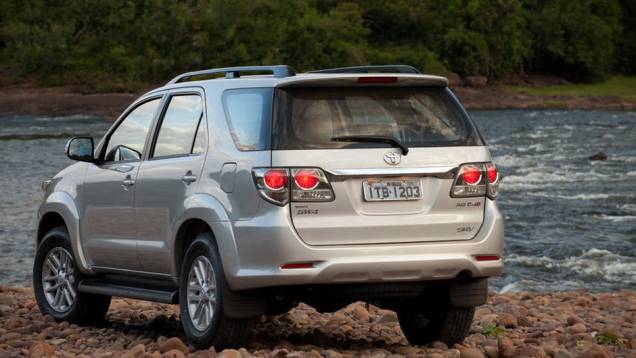 Lanternas agora possuem iluminação em LED | <a href="https://beta-develop.quatrorodas.abril.com.br/carros/lancamentos/toyota-hilux-sw4-2012-645288.shtml" rel="migration">Leia mais</a> Lanternas agora possuem iluminação em LED | <a href="https://beta-develop.quatrorodas.abril.com.br/carros/lancamentos/toyota-hilux-sw4-2012-645288.shtml" rel="migration">Leia mais</a>