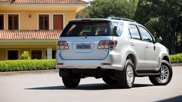 SW4 agora conta com câmera de ré | <a href="https://beta-develop.quatrorodas.abril.com.br/carros/lancamentos/toyota-hilux-sw4-2012-645288.shtml" rel="migration">Leia mais</a> SW4 agora conta com câmera de ré | <a href="https://beta-develop.quatrorodas.abril.com.br/carros/lancamentos/toyota-hilux-sw4-2012-645288.shtml" rel="migration">Leia mais</a>