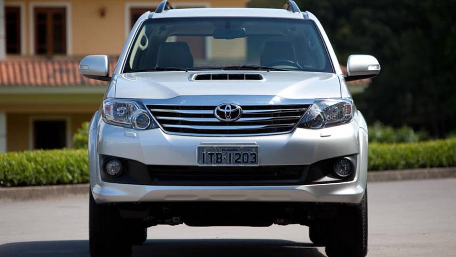 Capô tem entradas de ar e vincos proeminentes | <a href="https://beta-develop.quatrorodas.abril.com.br/carros/lancamentos/toyota-hilux-sw4-2012-645288.shtml" rel="migration">Leia mais</a>