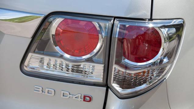LEDs nas lanternas caracterizam veículo premium | <a href="https://beta-develop.quatrorodas.abril.com.br/carros/lancamentos/toyota-hilux-sw4-2012-645288.shtml" rel="migration">Leia mais</a> LEDs nas lanternas caracterizam veículo premium | <a href="https://beta-develop.quatrorodas.abril.com.br/carros/lancamentos/toyota-hilux-sw4-2012-645288.shtml" rel="migration">Leia mais</a>