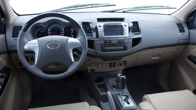 Acabamento é de madeira no volante e painéis das portas | <a href="https://beta-develop.quatrorodas.abril.com.br/carros/lancamentos/toyota-hilux-sw4-2012-645288.shtml" rel="migration">Leia mais</a> Acabamento é de madeira no volante e painéis das portas | <a href="https://beta-develop.quatrorodas.abril.com.br/carros/lancamentos/toyota-hilux-sw4-2012-645288.shtml" rel="migration">Leia mais</a>