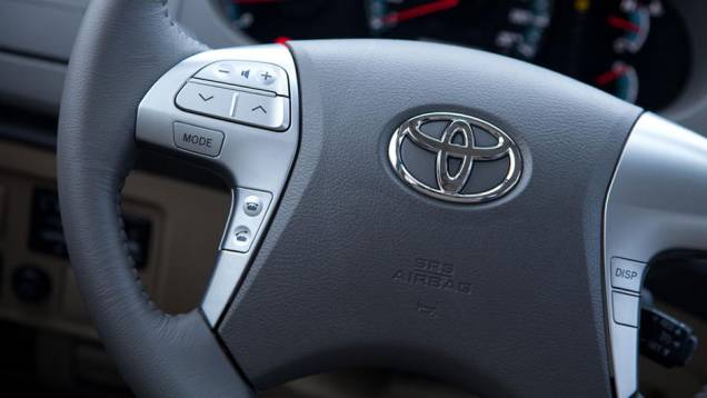 Volante possui comandos multimídia | <a href="https://beta-develop.quatrorodas.abril.com.br/carros/lancamentos/toyota-hilux-sw4-2012-645288.shtml" rel="migration">Leia mais</a> Volante possui comandos multimídia | <a href="https://beta-develop.quatrorodas.abril.com.br/carros/lancamentos/toyota-hilux-sw4-2012-645288.shtml" rel="migration">Leia mais</a>