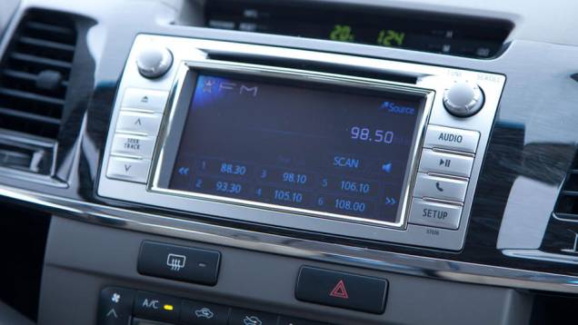 Novo sistema de áudio vem com tela touch de 6,1 polegadas | <a href="https://beta-develop.quatrorodas.abril.com.br/carros/lancamentos/toyota-hilux-sw4-2012-645288.shtml" rel="migration">Leia mais</a> Novo sistema de áudio vem com tela touch de 6,1 polegadas | <a href="https://beta-develop.quatrorodas.abril.com.br/carros/lancamentos/toyota-hilux-sw4-2012-645288.shtml" rel="migration">Leia mais</a>