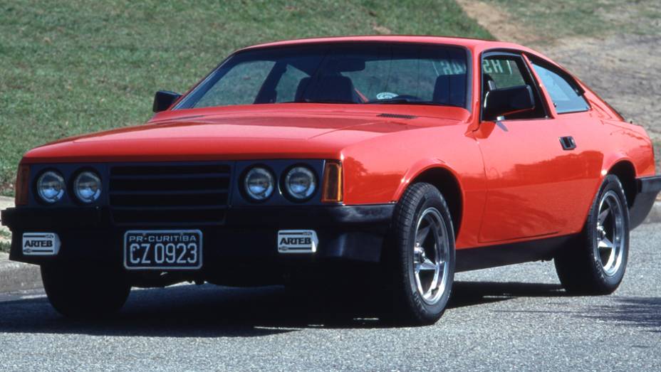 O antigo GTB ganhou frente inclinada com pisca verticais e bancos Recaro. A mec&acirc;nica seis-cilindros de Opala foi mantida e do modelo Chevrolet vinham tamb&eacute;m as novas lanternas