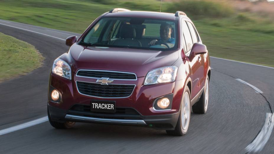 Projeto global, o Tracker &eacute; chamado de Trax nos pa&iacute;ses da Europa; aqui, a escolha foi por um nome j&aacute; conhecido, que batizava a antiga vers&atilde;o GM do Suzuki Gran Vitara | <a href="https://beta-develop.quatrorodas.abril.com.br/carros/lancamentos/novo-chevrolet-tracker-7558" rel="migration"></a>