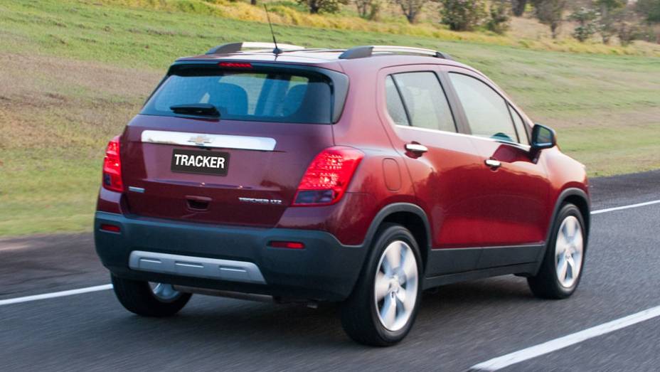 Traseira tem lanternas com desenho parecido com os far&oacute;is, mas nada de estepe na tampa do porta-malas | <a href="https://beta-develop.quatrorodas.abril.com.br/carros/lancamentos/novo-chevrolet-tracker-755811.shtml" rel="migration">Leia mais</a>