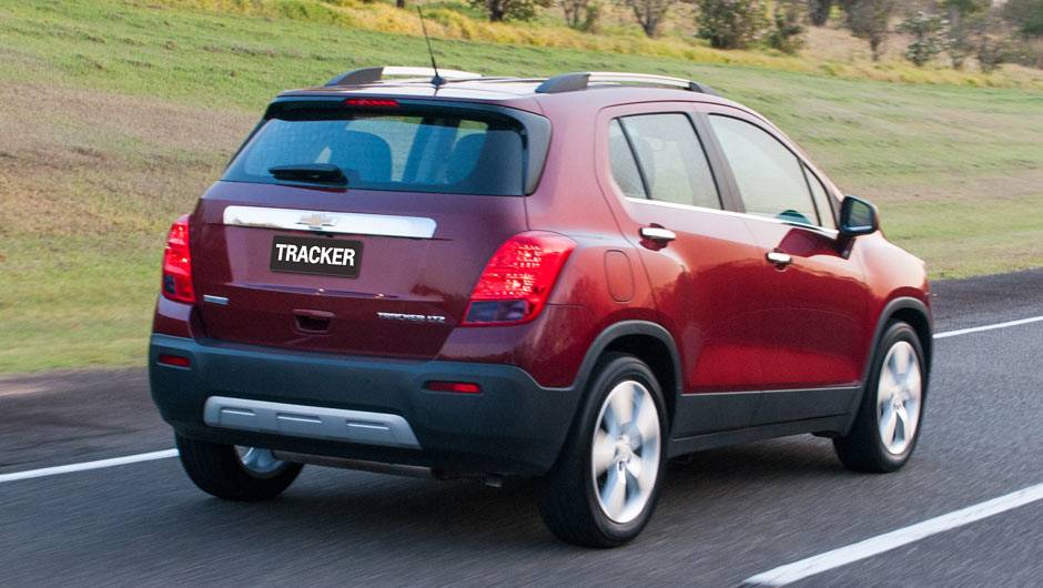 Traseira tem lanternas com desenho parecido com os faróis, mas nada de estepe na tampa do porta-malas | <a href="https://beta-develop.quatrorodas.abril.com.br/carros/lancamentos/novo-chevrolet-tracker-755811.shtml" rel="migration">Leia mais</a> Traseira tem lanternas com desenho parecido com os faróis, mas nada de estepe na tampa do porta-malas | <a href="https://beta-develop.quatrorodas.abril.com.br/carros/lancamentos/novo-chevrolet-tracker-755811.shtml" rel="migration">Leia mais</a>