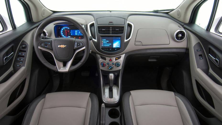 Acha que já viu esse interior antes? Algumas soluções e peças vem de outros carros da marca, como volante (do Cruze) e saídas de ar (Sonic) | <a href="https://beta-develop.quatrorodas.abril.com.br/carros/lancamentos/novo-chevrolet-tracker-755811.shtml" rel="migration">Leia mais</a>