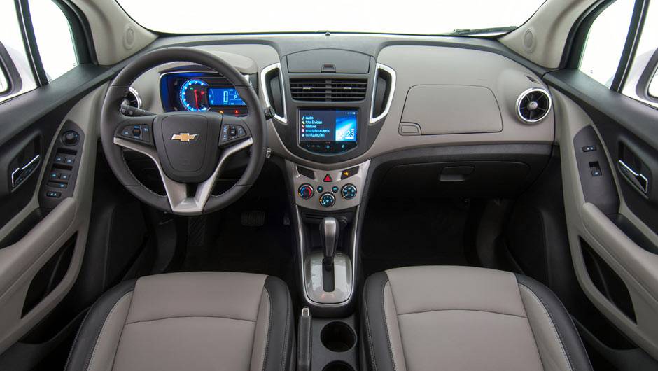 Acha que j&aacute; viu esse interior antes? Algumas solu&ccedil;&otilde;es e pe&ccedil;as vem de outros carros da marca, como volante (do Cruze) e sa&iacute;das de ar (Sonic) | <a href="https://beta-develop.quatrorodas.abril.com.br/carros/lancamentos/novo-chevrolet-tracker-755811.shtml" rel="migration">Leia mais</a>