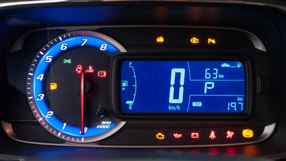 Painel com conta-giros anal&oacute;gico e veloc&iacute;metro digital j&aacute; &eacute; utilizado em v&aacute;rios modelos da GM | <a href="https://beta-develop.quatrorodas.abril.com.br/carros/lancamentos/novo-chevrolet-tracker-755811.shtml" rel="migration">Leia mais</a>