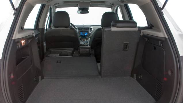 Espaço interno é bom, mas porta-malas leva apenas 306 litros; pelo menos a capacidade pode ser ampliada rebatendo o banco de trás | <a href="https://beta-develop.quatrorodas.abril.com.br/carros/lancamentos/novo-chevrolet-tracker-755811.shtml" rel="migration">Leia mais</a> Espaço interno é bom, mas porta-malas leva apenas 306 litros; pelo menos a capacidade pode ser ampliada rebatendo o banco de trás | <a href="https://beta-develop.quatrorodas.abril.com.br/carros/lancamentos/novo-chevrolet-tracker-755811.shtml" rel="migration">Leia mais</a>