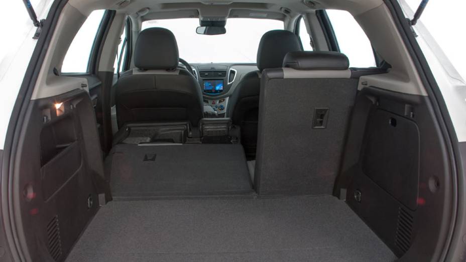 Espa&ccedil;o interno &eacute; bom, mas porta-malas leva apenas 306 litros; pelo menos a capacidade pode ser ampliada rebatendo o banco de tr&aacute;s | <a href="https://beta-develop.quatrorodas.abril.com.br/carros/lancamentos/novo-chevrolet-tracker-755811.shtml" rel="migration">Leia mais</a>