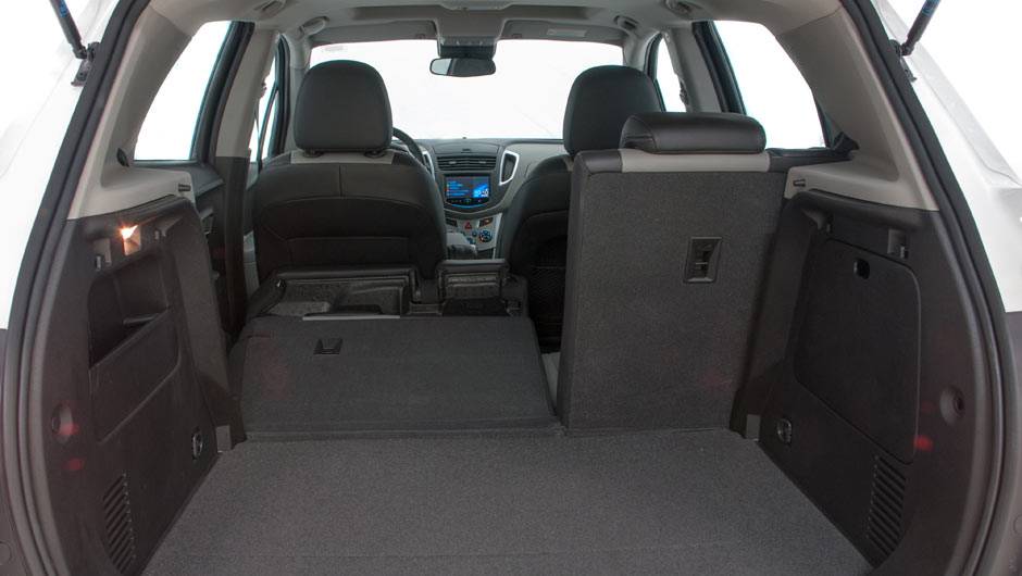 Espaço interno é bom, mas porta-malas leva apenas 306 litros; pelo menos a capacidade pode ser ampliada rebatendo o banco de trás | <a href="https://beta-develop.quatrorodas.abril.com.br/carros/lancamentos/novo-chevrolet-tracker-755811.shtml" rel="migration">Leia mais</a> Espaço interno é bom, mas porta-malas leva apenas 306 litros; pelo menos a capacidade pode ser ampliada rebatendo o banco de trás | <a href="https://beta-develop.quatrorodas.abril.com.br/carros/lancamentos/novo-chevrolet-tracker-755811.shtml" rel="migration">Leia mais</a>