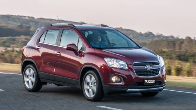 O Tracker LTZ sai por R$ 71.990 sem opcionais; completo, chega a R$ 75.490 | <a href="https://beta-develop.quatrorodas.abril.com.br/carros/lancamentos/novo-chevrolet-tracker-755811.shtml" rel="migration">Leia mais</a> O Tracker LTZ sai por R$ 71.990 sem opcionais; completo, chega a R$ 75.490 | <a href="https://beta-develop.quatrorodas.abril.com.br/carros/lancamentos/novo-chevrolet-tracker-755811.shtml" rel="migration">Leia mais</a>