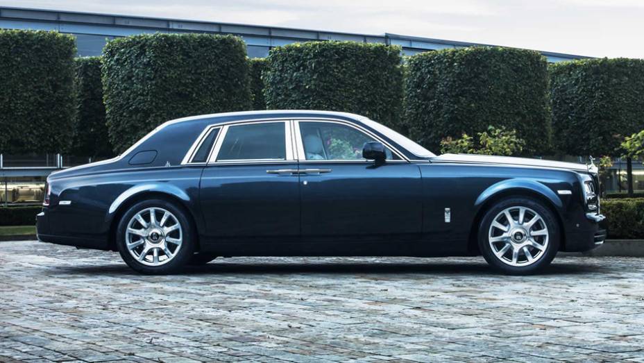 Modelo exclusivo terá apenas 20 unidades produzidas | <a href="https://beta-develop.quatrorodas.abril.com.br/noticias/saloes/paris-2014/rolls-royce-phantom-metropolitan-collection-apresentado-paris-803619.shtml" rel="migration">Leia mais</a>