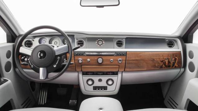 Luxo na cabine da edi&ccedil;&atilde;o que remete as grandes cidades do planeta | <a href="https://beta-develop.quatrorodas.abril.com.br/noticias/saloes/paris-2014/rolls-royce-phantom-metropolitan-collection-apresentado-paris-803619.shtml" rel="migration">Leia mais</a>