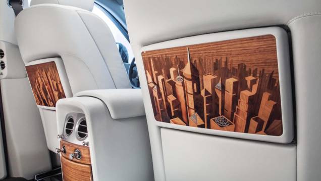 Luxo na cabine da edi&ccedil;&atilde;o que remete as grandes cidades do planeta | <a href="https://beta-develop.quatrorodas.abril.com.br/noticias/saloes/paris-2014/rolls-royce-phantom-metropolitan-collection-apresentado-paris-803619.shtml" rel="migration">Leia mais</a>