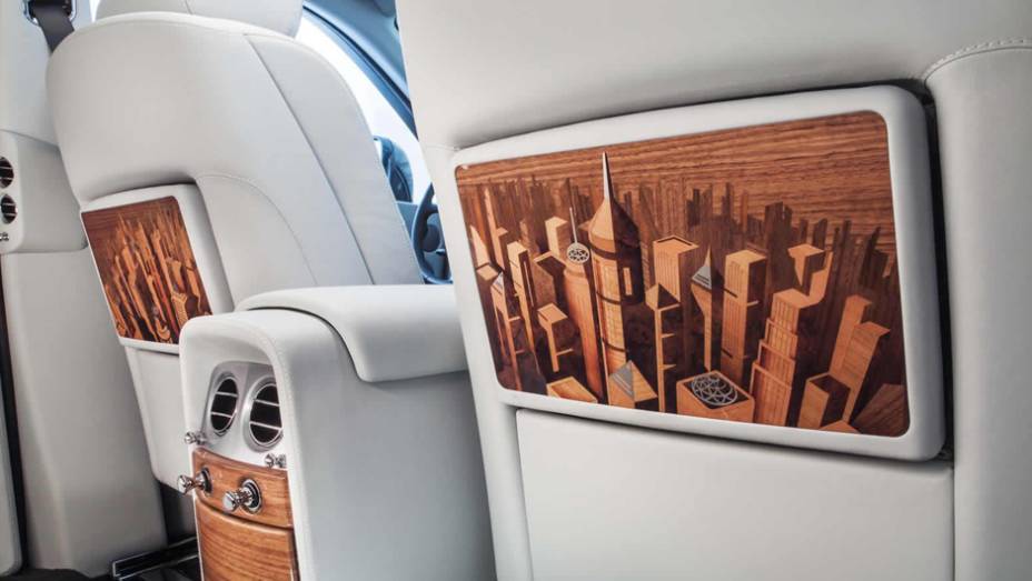 Luxo na cabine da edição que remete as grandes cidades do planeta | <a href="https://beta-develop.quatrorodas.abril.com.br/noticias/saloes/paris-2014/rolls-royce-phantom-metropolitan-collection-apresentado-paris-803619.shtml" rel="migration">Leia mais</a> Luxo na cabine da edição que remete as grandes cidades do planeta | <a href="https://beta-develop.quatrorodas.abril.com.br/noticias/saloes/paris-2014/rolls-royce-phantom-metropolitan-collection-apresentado-paris-803619.shtml" rel="migration">Leia mais</a>