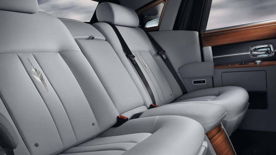 Couro branco e detalhes em madeira no acabamento do Phantom | <a href="https://beta-develop.quatrorodas.abril.com.br/noticias/saloes/paris-2014/rolls-royce-phantom-metropolitan-collection-apresentado-paris-803619.shtml" rel="migration">Leia mais</a> Couro branco e detalhes em madeira no acabamento do Phantom | <a href="https://beta-develop.quatrorodas.abril.com.br/noticias/saloes/paris-2014/rolls-royce-phantom-metropolitan-collection-apresentado-paris-803619.shtml" rel="migration">Leia mais</a>