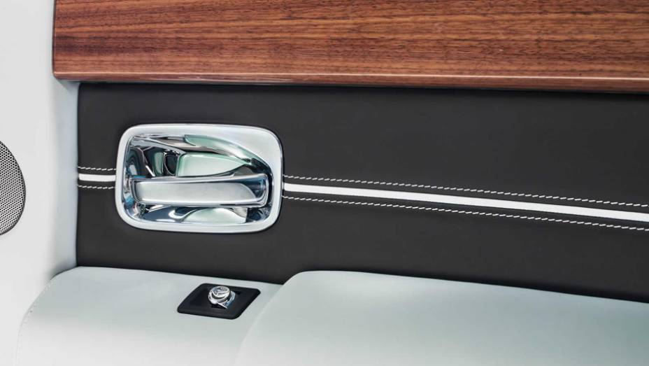 Couro branco e detalhes em madeira no acabamento do Phantom | <a href="https://beta-develop.quatrorodas.abril.com.br/noticias/saloes/paris-2014/rolls-royce-phantom-metropolitan-collection-apresentado-paris-803619.shtml" rel="migration">Leia mais</a> Couro branco e detalhes em madeira no acabamento do Phantom | <a href="https://beta-develop.quatrorodas.abril.com.br/noticias/saloes/paris-2014/rolls-royce-phantom-metropolitan-collection-apresentado-paris-803619.shtml" rel="migration">Leia mais</a>