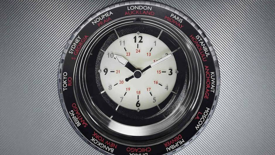 Relógio no console central que marca a hora local de 24 cidades do planeta | <a href="https://beta-develop.quatrorodas.abril.com.br/noticias/saloes/paris-2014/rolls-royce-phantom-metropolitan-collection-apresentado-paris-803619.shtml" rel="migration">Leia mais</a> Relógio no console central que marca a hora local de 24 cidades do planeta | <a href="https://beta-develop.quatrorodas.abril.com.br/noticias/saloes/paris-2014/rolls-royce-phantom-metropolitan-collection-apresentado-paris-803619.shtml" rel="migration">Leia mais</a>
