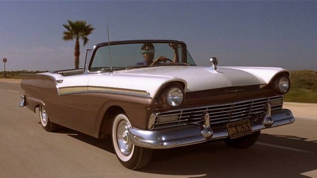 2002: Na mesma produ&ccedil;&atilde;o, um "old-fashioned" Ford Fairlane d&aacute; as caras. | <a href="https://beta-develop.quatrorodas.abril.com.br/blogs/planeta-carro/2012/11/07/licenca-para-acelerar/" rel="migration">Leia mais</a>