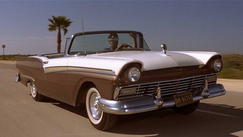 2002: Na mesma produção, um "old-fashioned" Ford Fairlane dá as caras. | <a href="https://beta-develop.quatrorodas.abril.com.br/blogs/planeta-carro/2012/11/07/licenca-para-acelerar/" rel="migration">Leia mais</a>